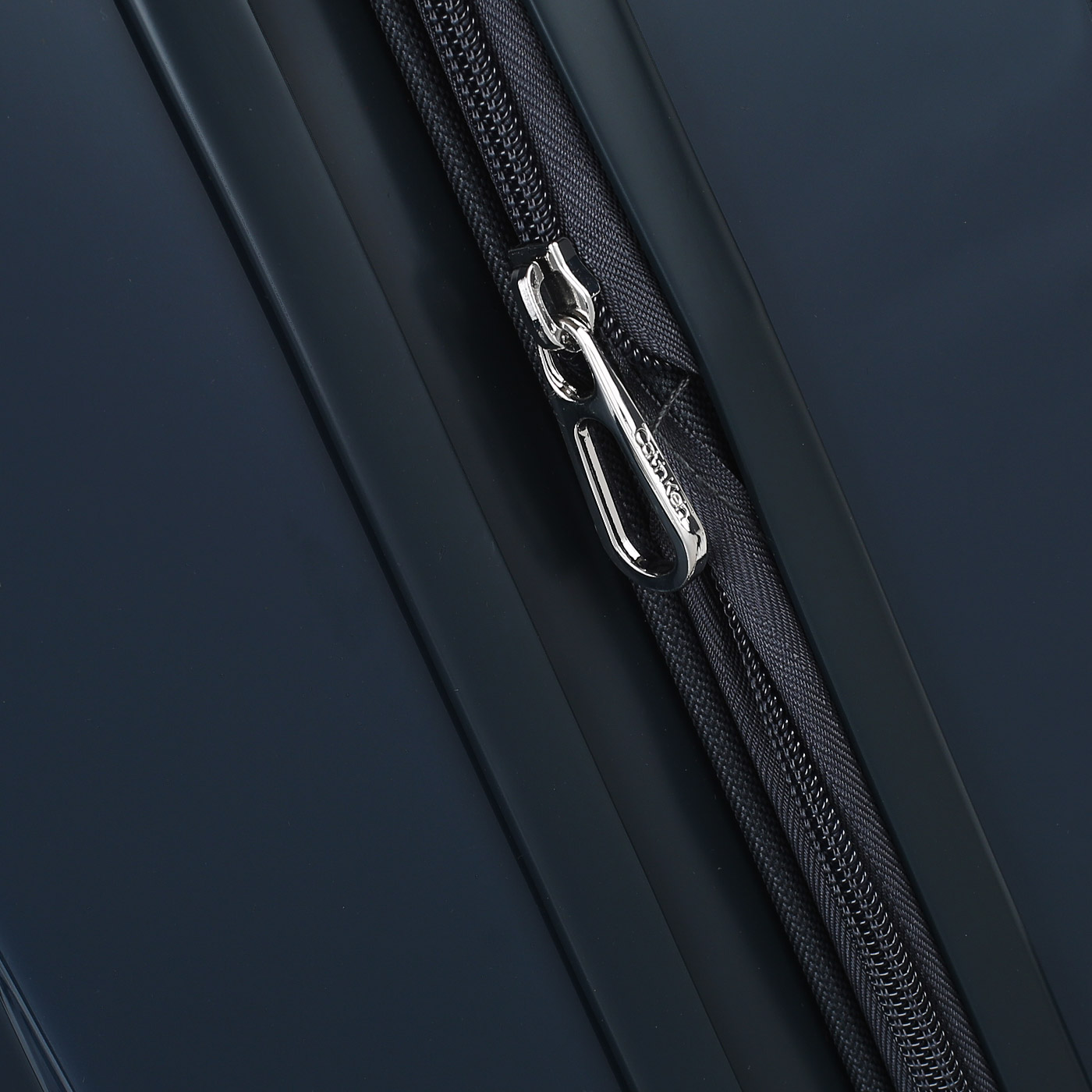 Чемодан средний M из ABS-пластика с кодовым замком Calvin Klein CK-630 Down To Fly