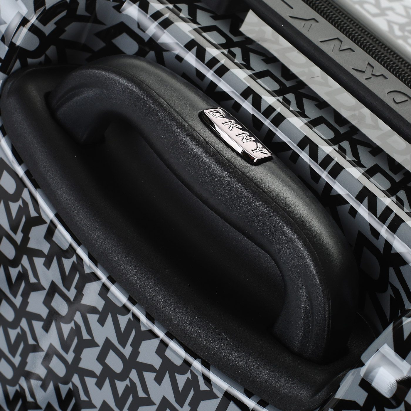 Чемодан средний M из ABS-пластика с кодовым замком DKNY DKNY-069 Vintage Signature Hardside