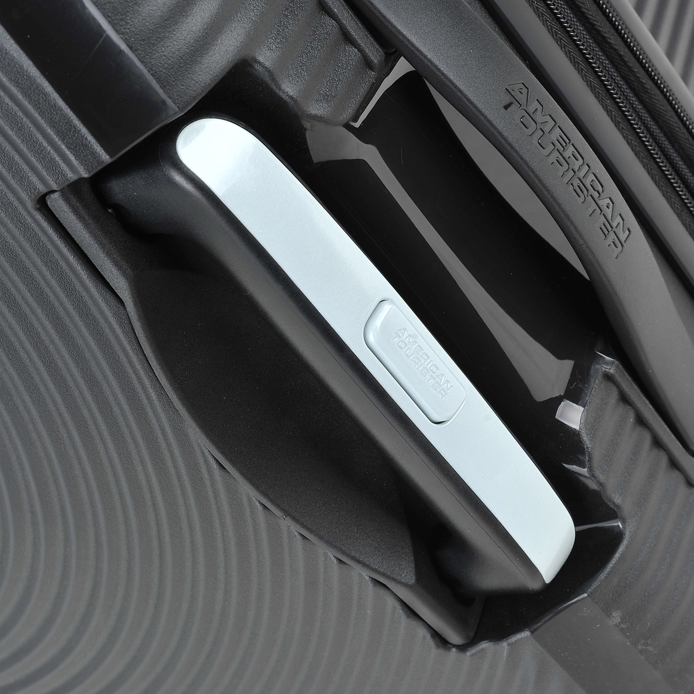 Чемодан средний M из полипропилена с кодовым замком American Tourister Soundbox